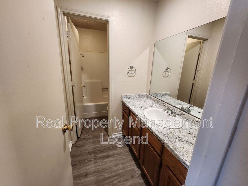151 Allencrest Dr - Photo 6 of 17
