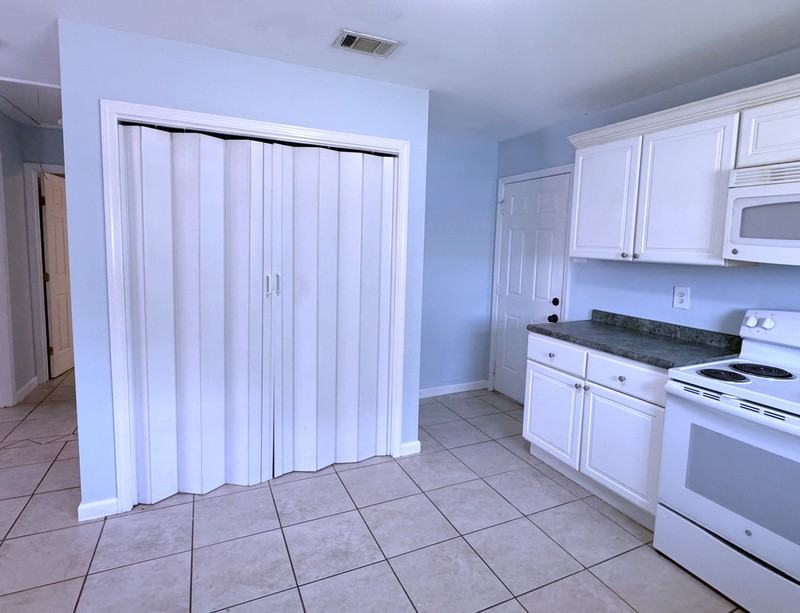 8422 Valor Dr - Photo 3 of 7