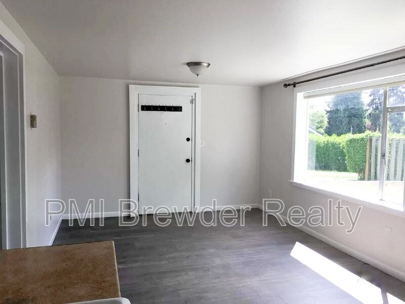 10310 Ne 187th St #C - Photo 3 of 14