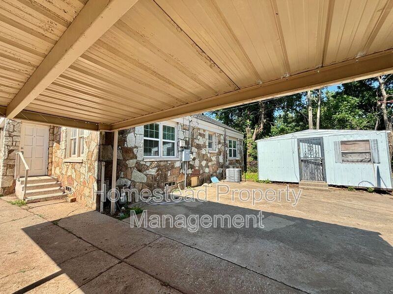 1436 Ne 8th St - Photo 6 of 23