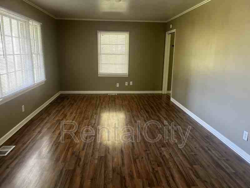 157 Oak Grove Rd - Photo 2 of 6