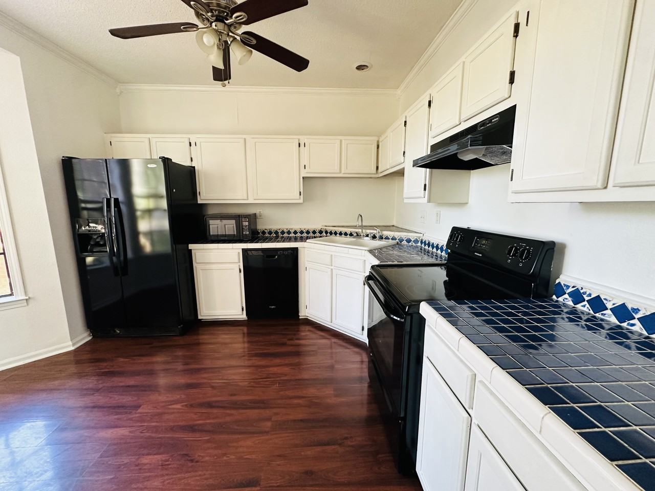 1134 Hunters Lake Dr - Photo 3 of 16