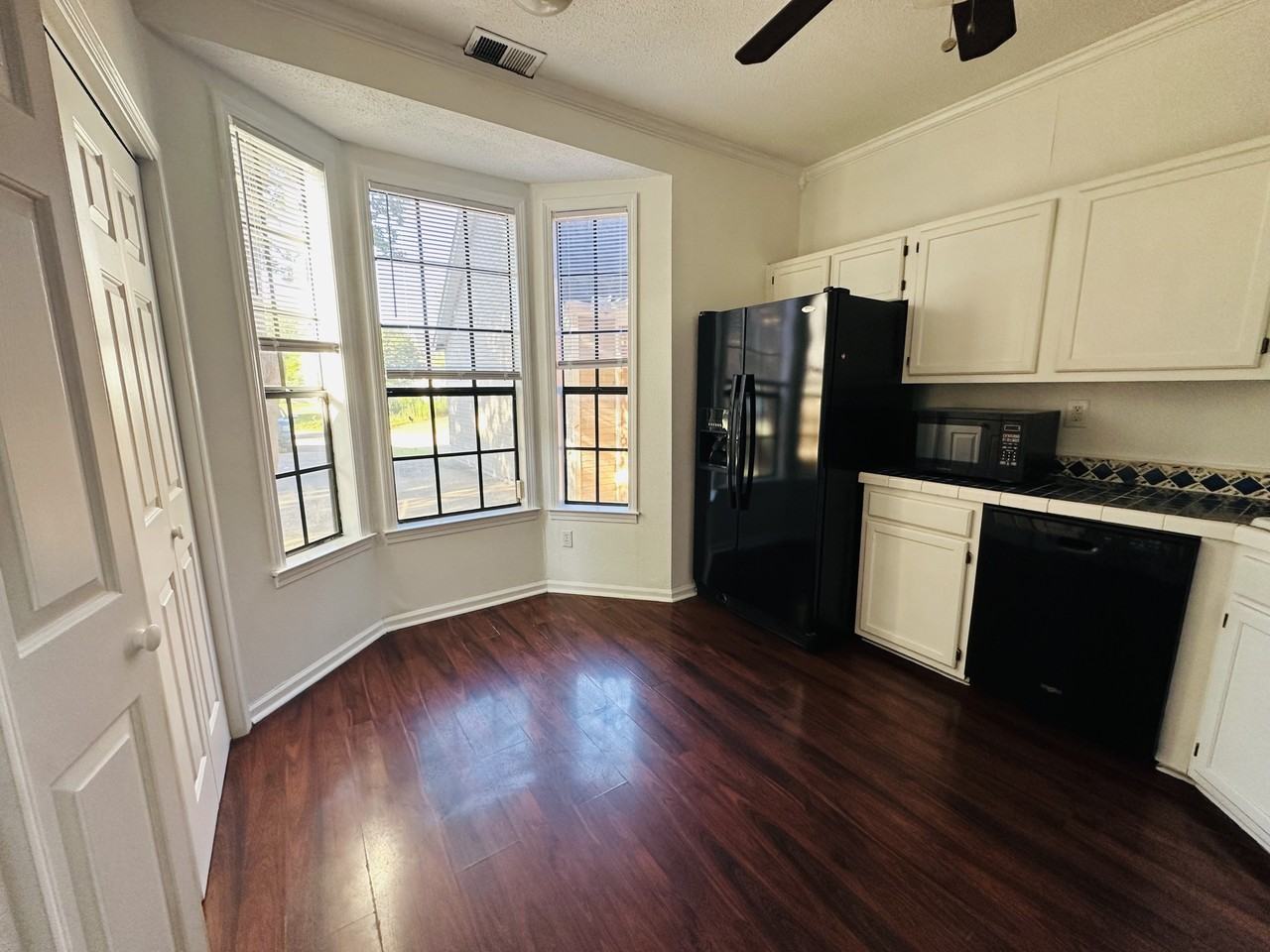 1134 Hunters Lake Dr - Photo 4 of 16