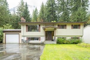 featured image of 260 Robertson Cres #1