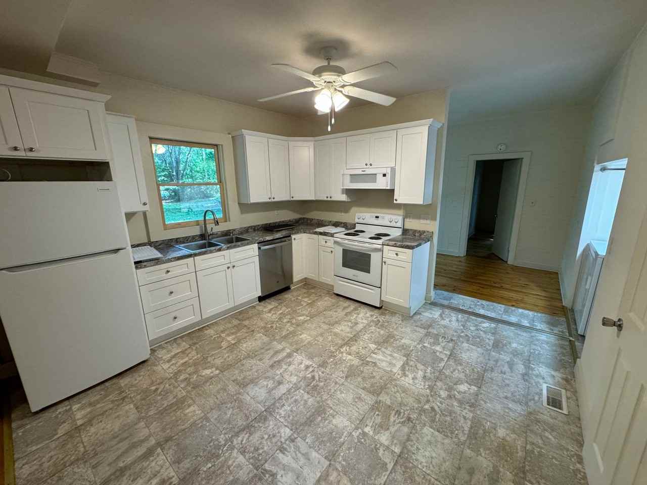 285 Sycamore Dr - Photo 3 of 15