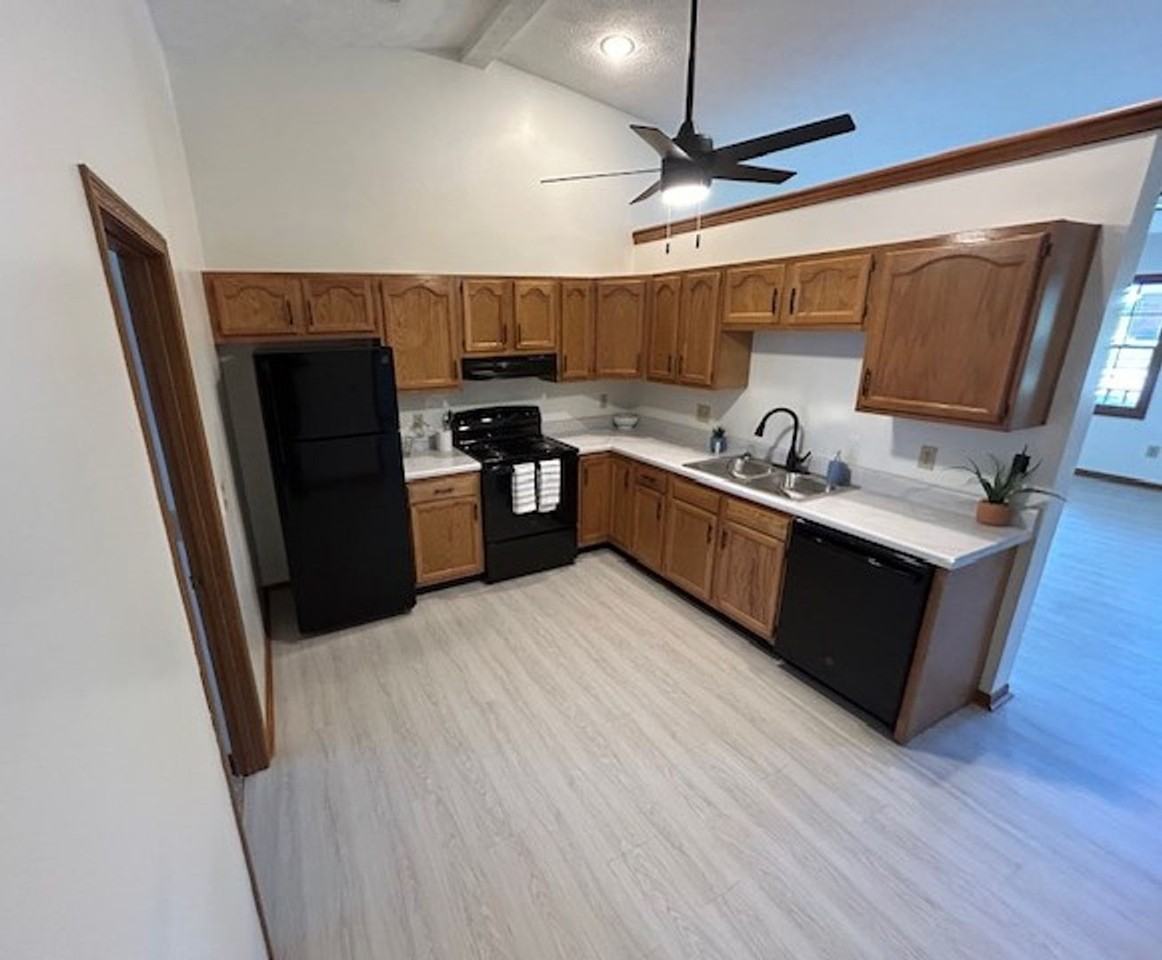 1565 Wayne St - Photo 2 of 19