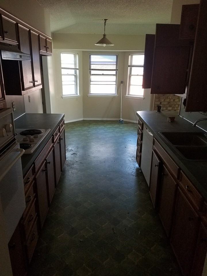 2002 Meadowbrook Dr - Photo 3 of 9