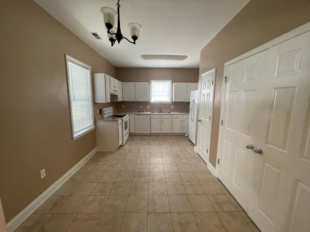 375 Lullwater Dr - Photo 6 of 26