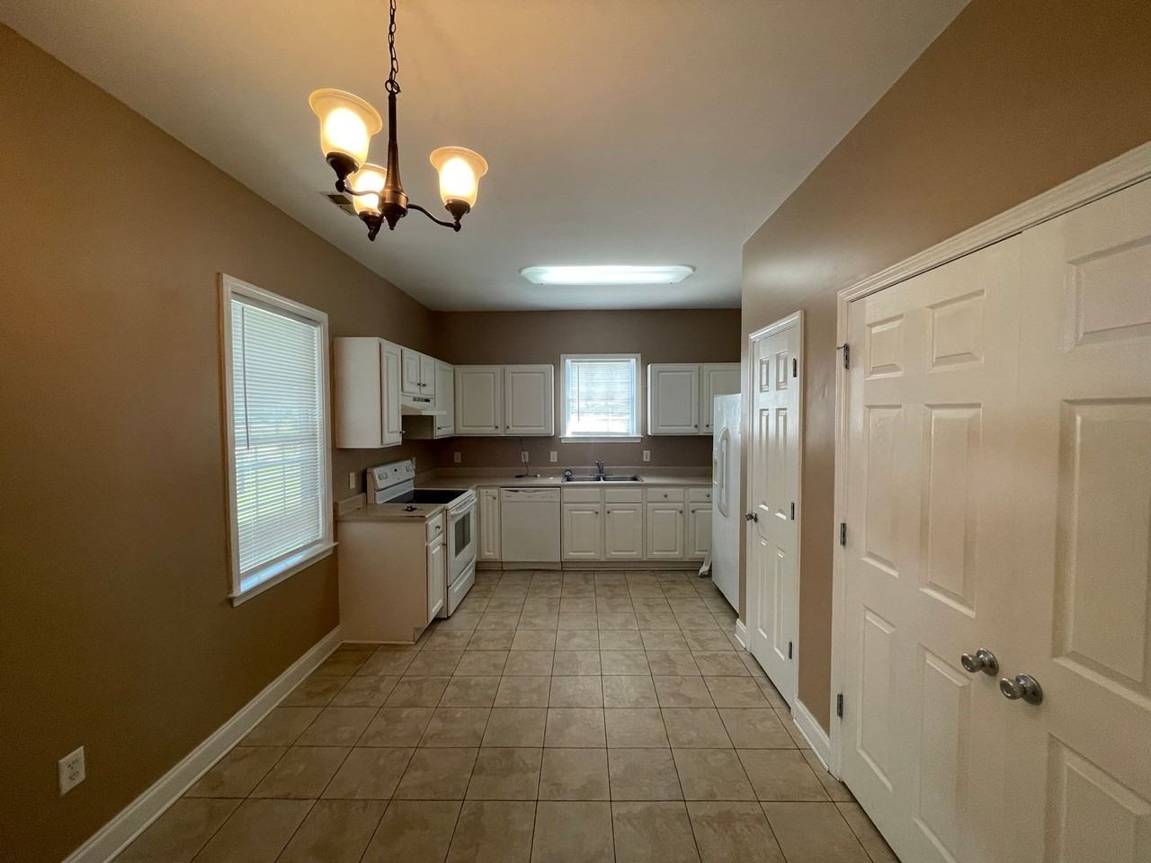 375 Lullwater Dr - Photo 7 of 26