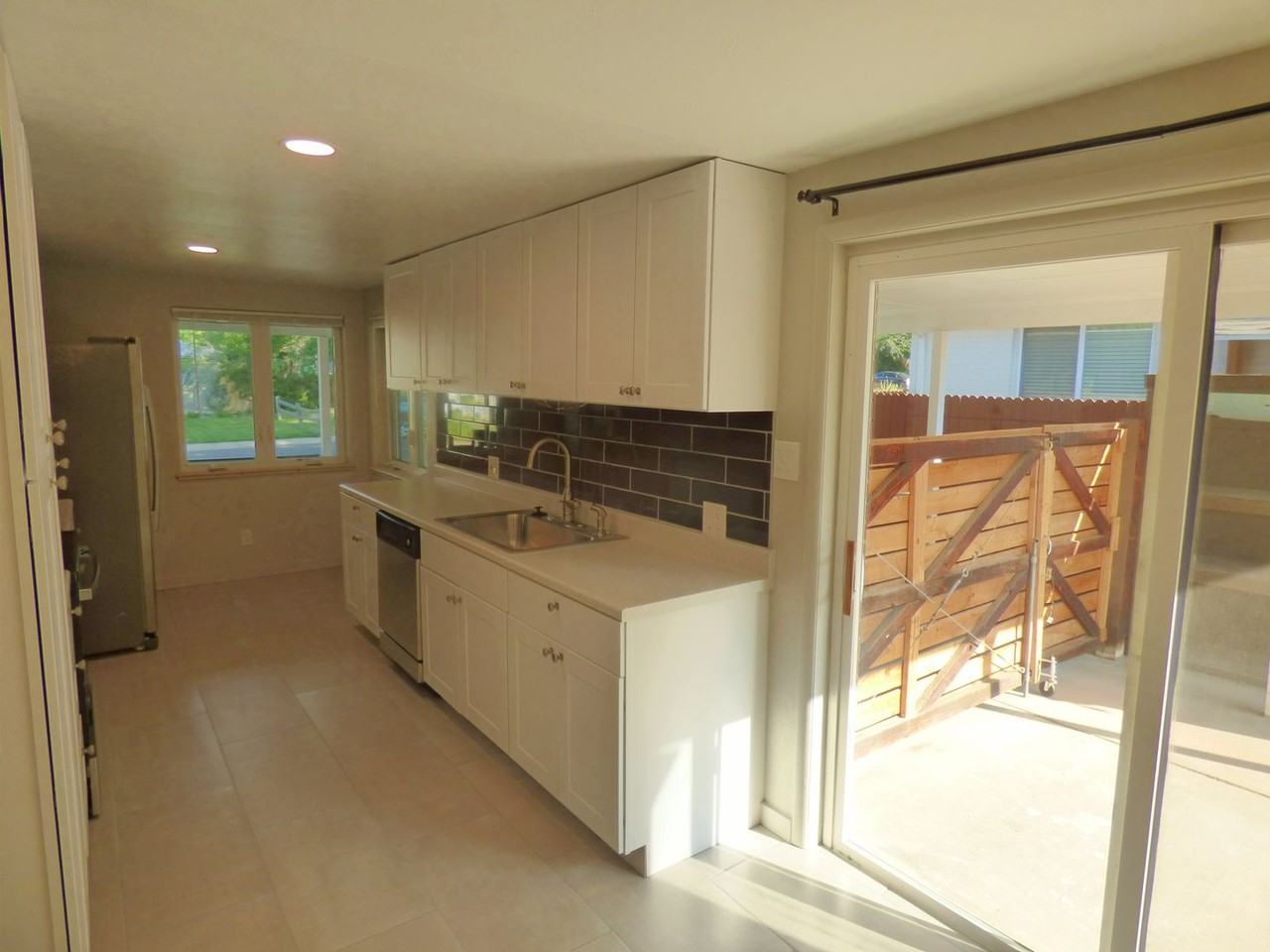 1543 S Hudson St - Photo 6 of 34