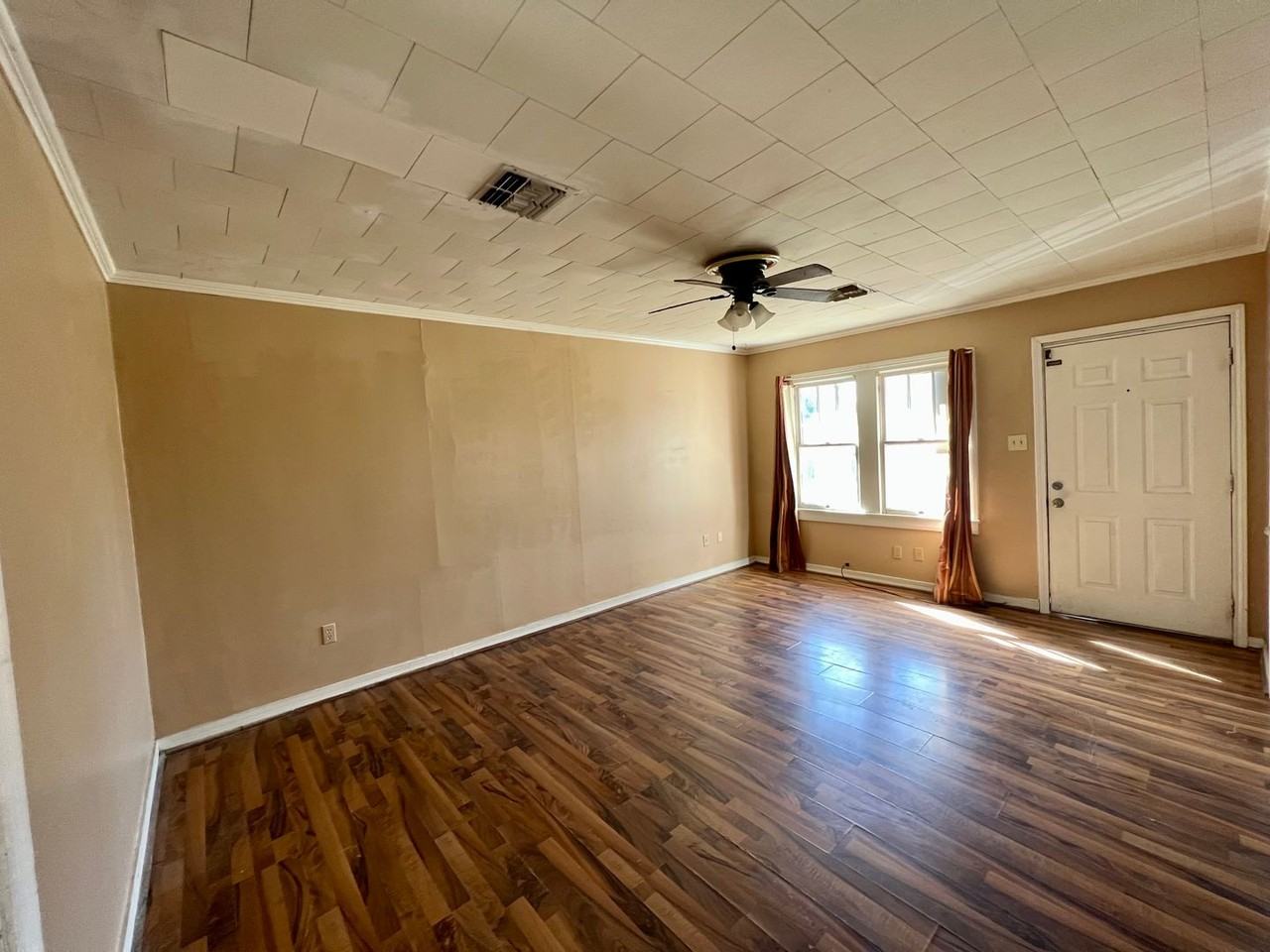 305 S Washington St - Photo 2 of 9