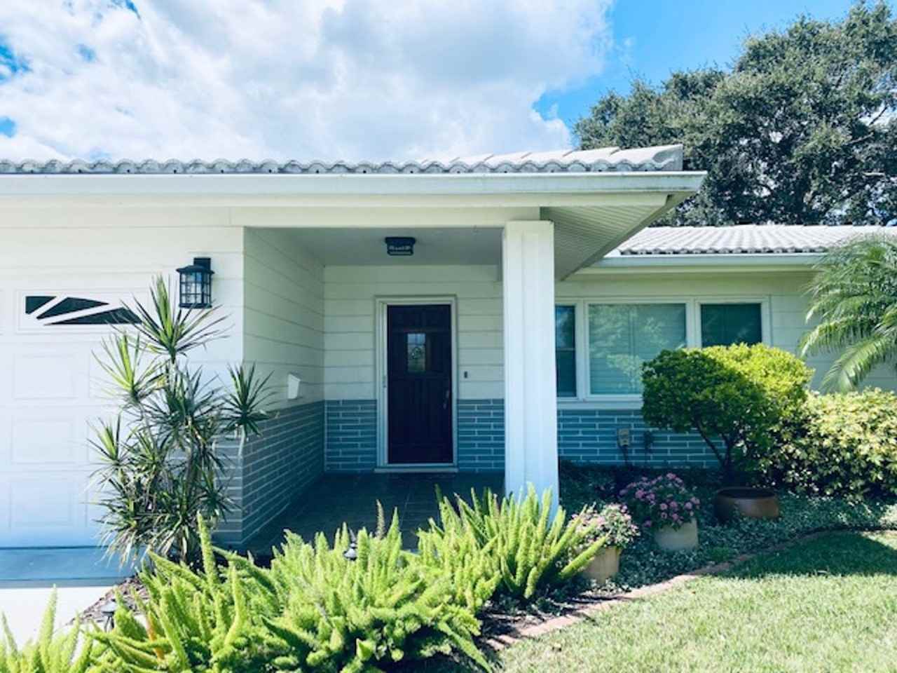 4292 10th St Ne - Photo 2 of 34