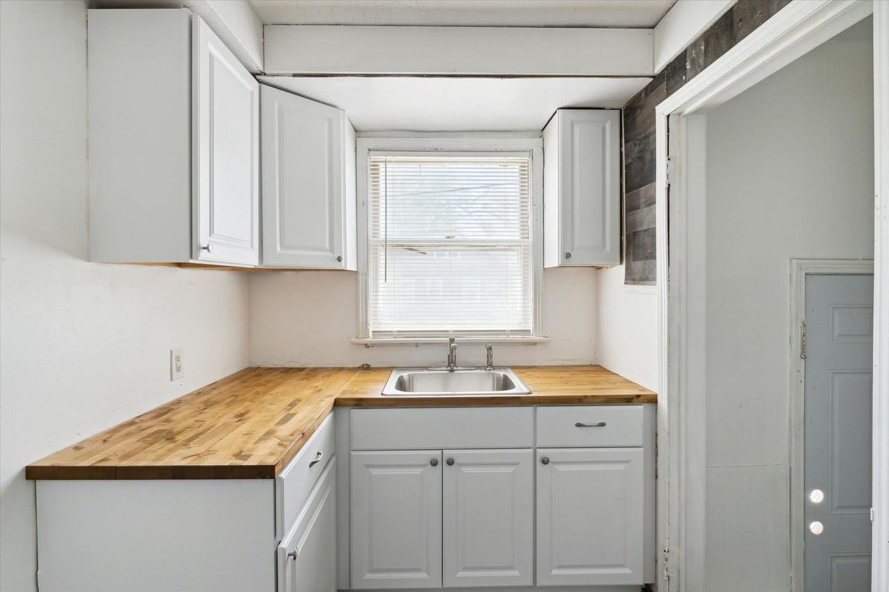 19400 Harlow Avenue - Photo 5 of 18