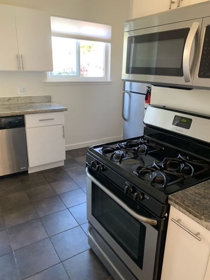 675 31st St - Photo 2 of 7