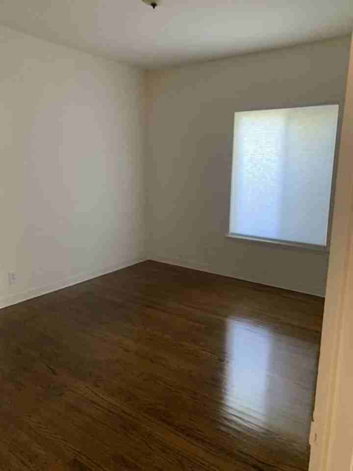 675 31st St - Photo 3 of 7