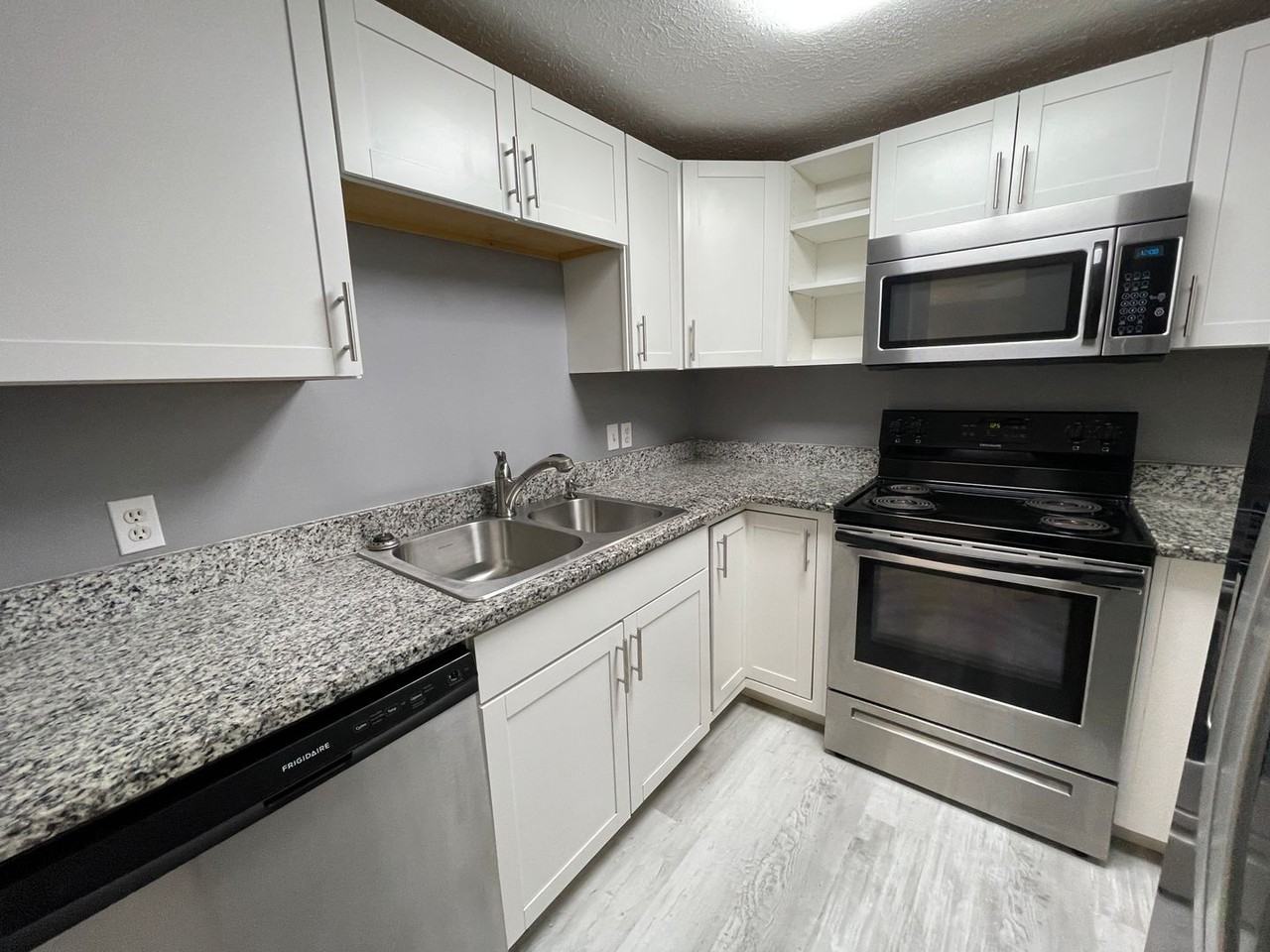 816 Bradley Cir - Photo 2 of 19