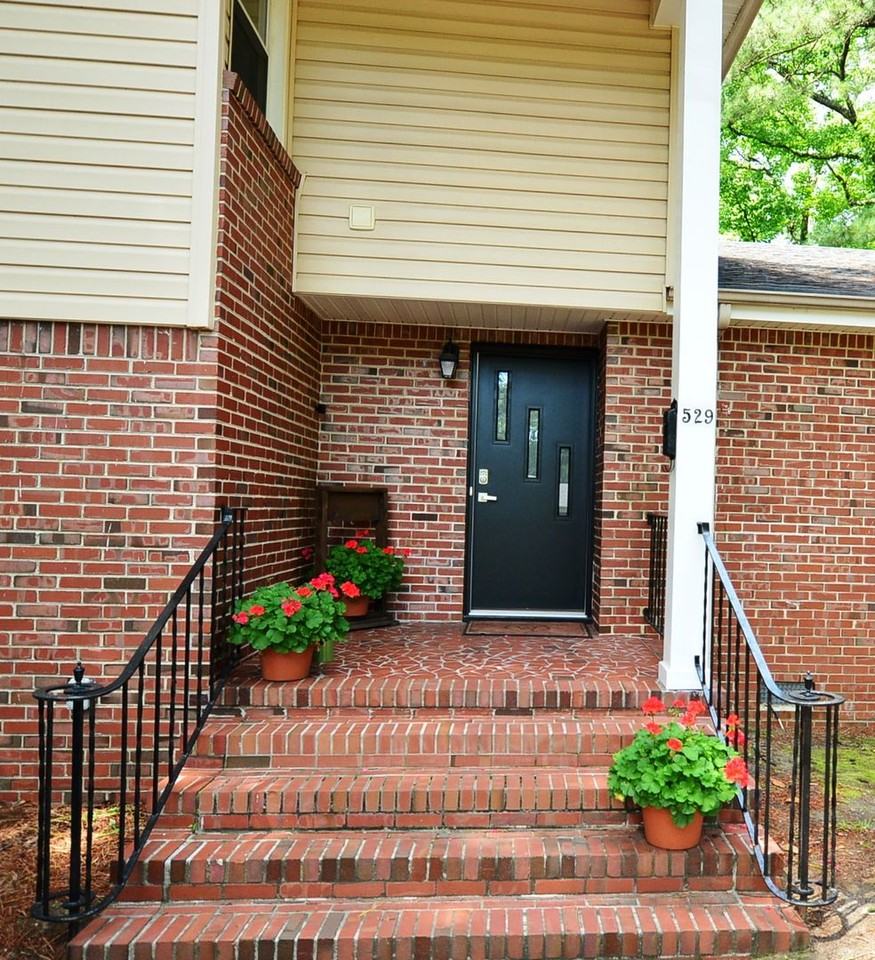 529 Suburban Pkwy - Photo 2 of 38