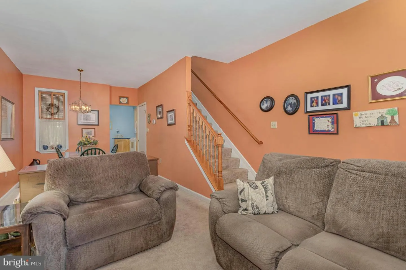 340 E Locust St - Photo 2 of 14