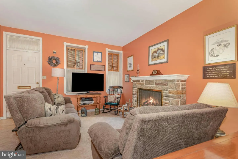 340 E Locust St - Photo 3 of 14