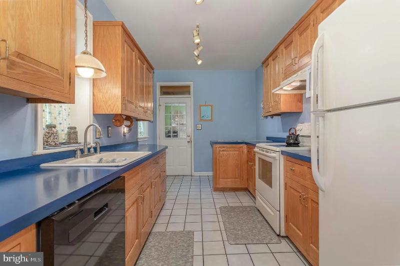 340 E Locust St - Photo 5 of 14