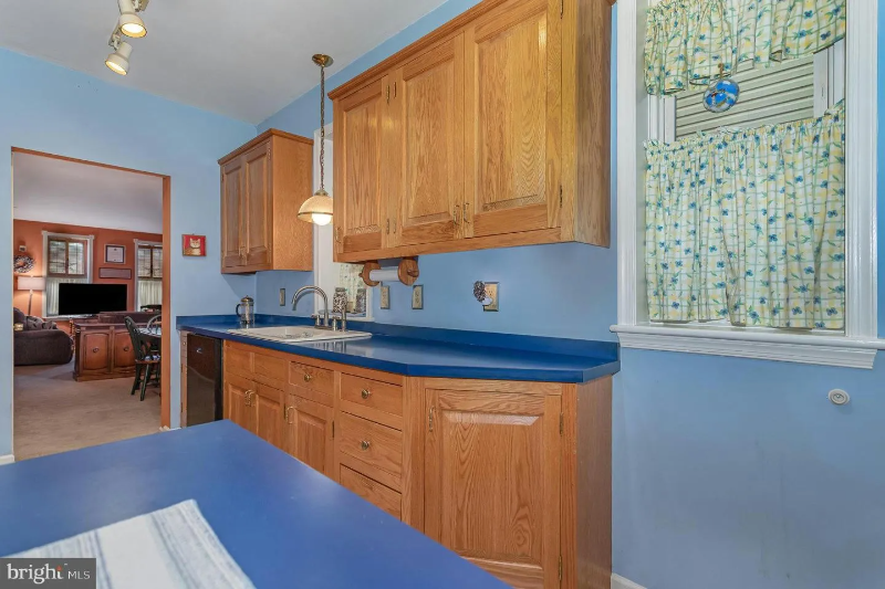 340 E Locust St - Photo 6 of 14