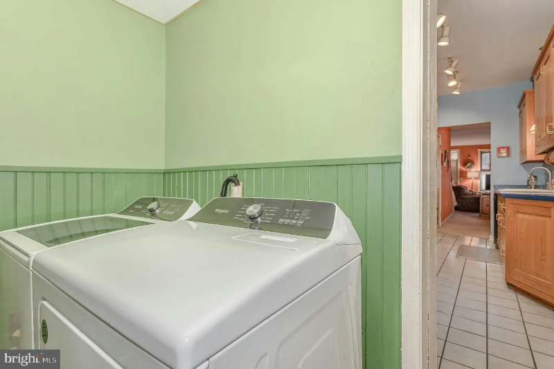 340 E Locust St - Photo 7 of 14