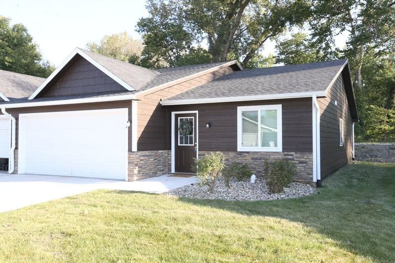 3 bedroom single story townhome for rent. - Photo 3 of 40