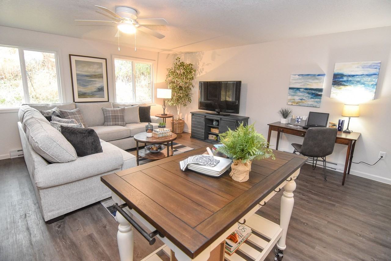 3 bedroom single story townhome for rent. - Photo 4 of 40