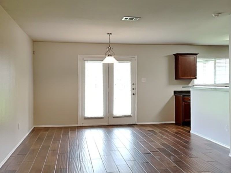 219 Stable Dr - Photo 6 of 18