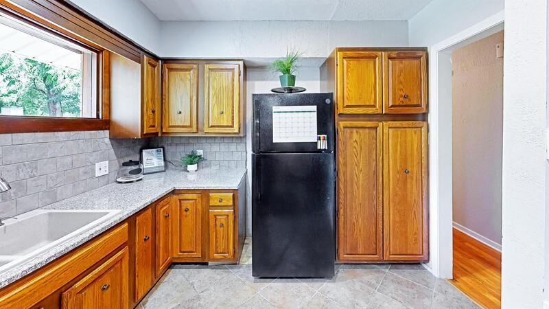 637 S Fielder Rd - Photo 2 of 9