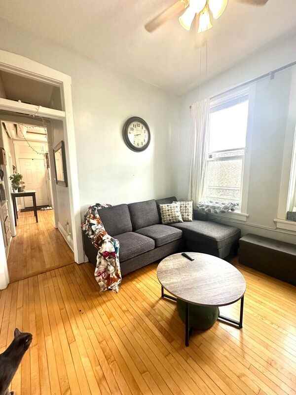 2303 S Oakley Ave #3R - Photo 2 of 17