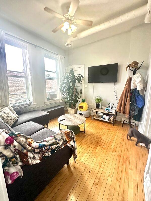 2303 S Oakley Ave #3R - Photo 3 of 17