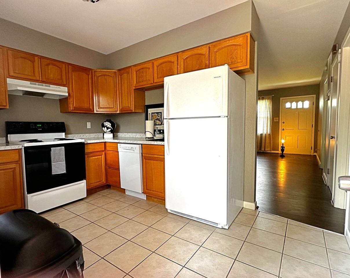 1637 Ramsay St - Photo 2 of 14