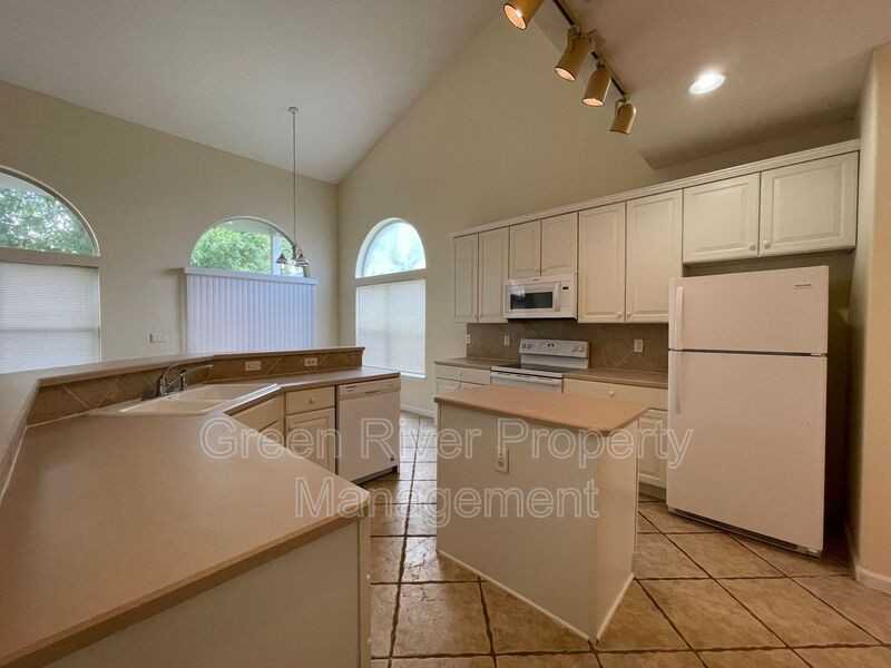 1804 Sea Pines Ln - Photo 5 of 43