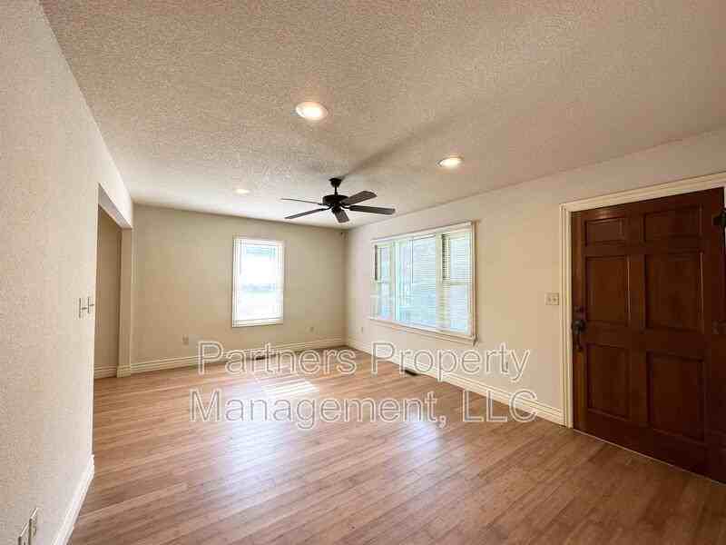 1140 W Hendrix St - Photo 4 of 12