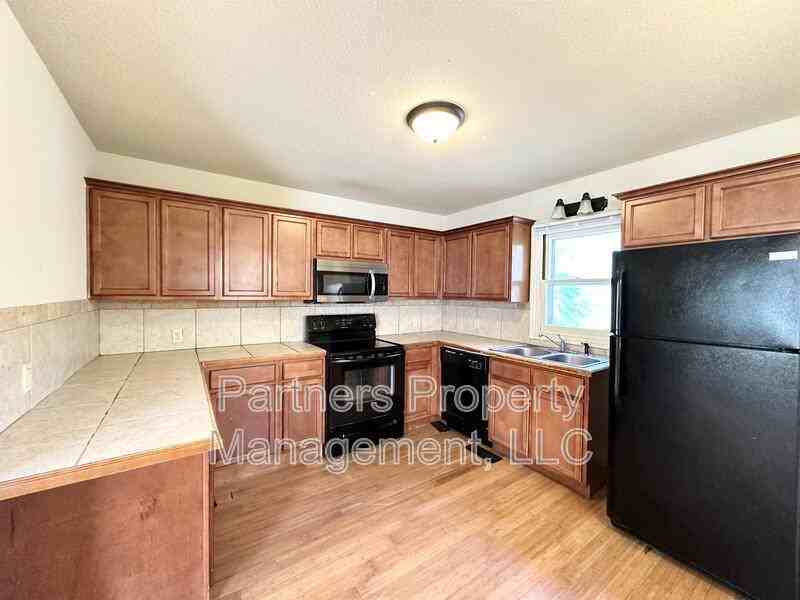 1140 W Hendrix St - Photo 5 of 12