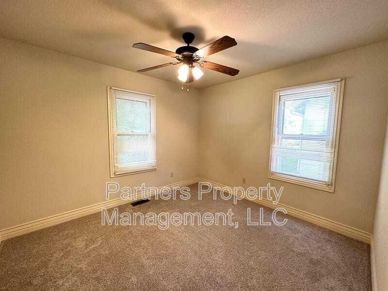 1140 W Hendrix St - Photo 7 of 12