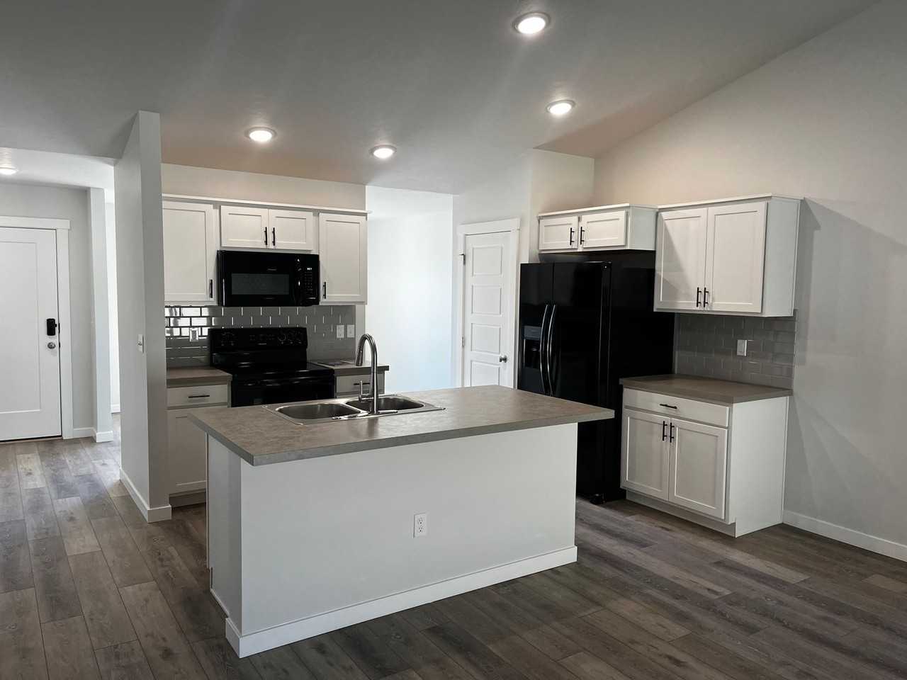 3949 N Amberwood Ave - Photo 2 of 8