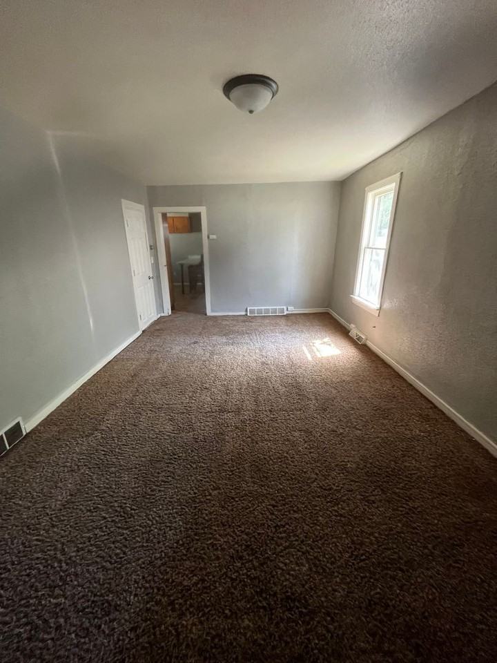 2515 8th Ave S - Photo 3 of 7