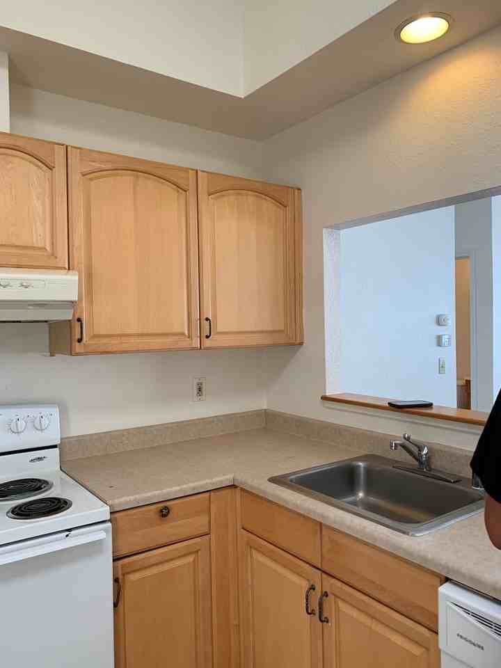 555 Broadway - Photo 2 of 14