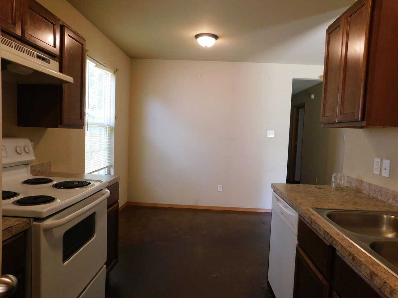 1500 N Greenwood Ave - Photo 3 of 8