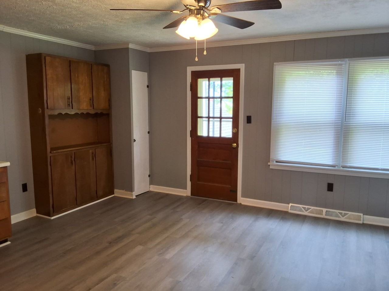320 Meadow Ln - Photo 4 of 21