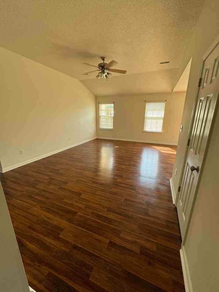 807 Sandy Ct - Photo 2 of 10