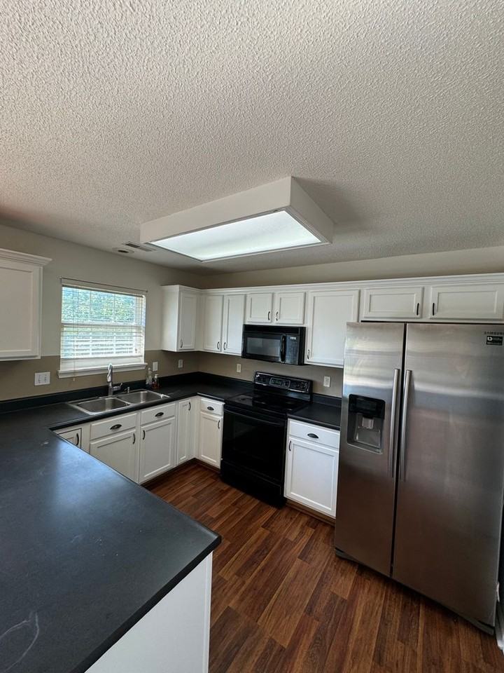 807 Sandy Ct - Photo 3 of 10