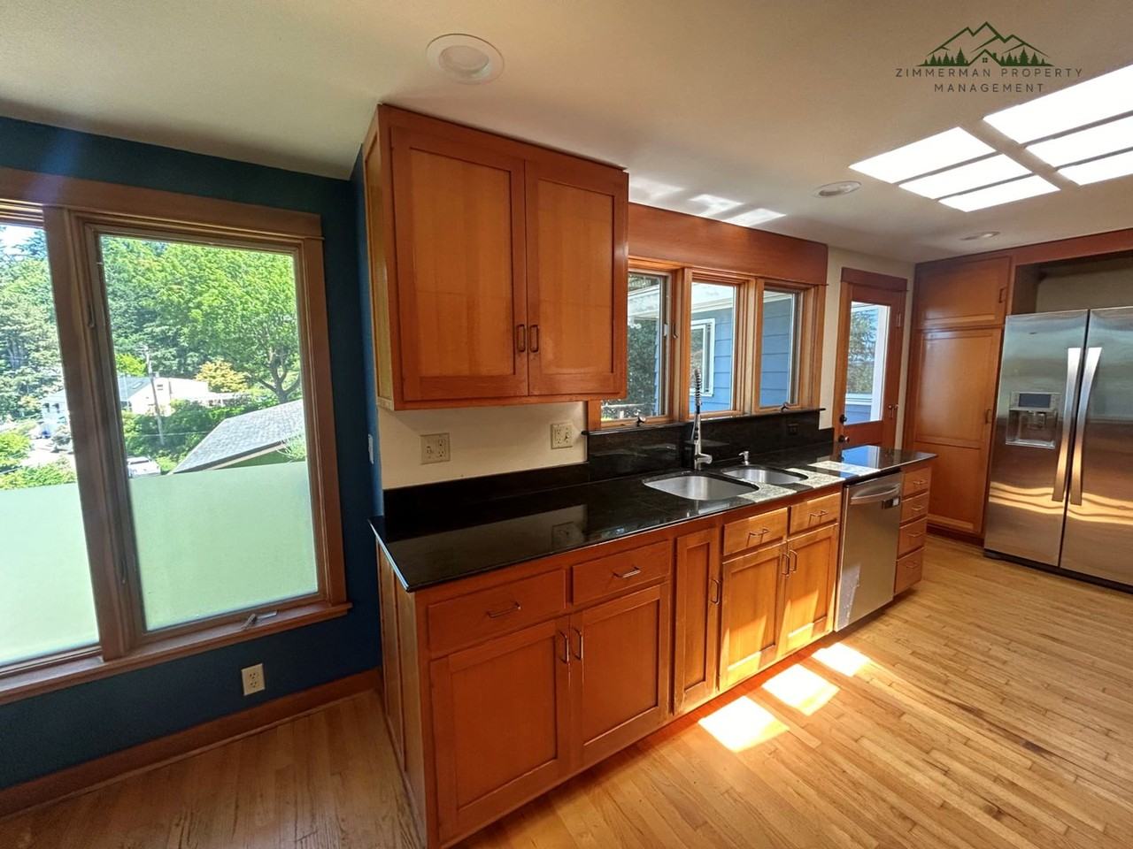 320 Sunset Dr - Photo 2 of 34