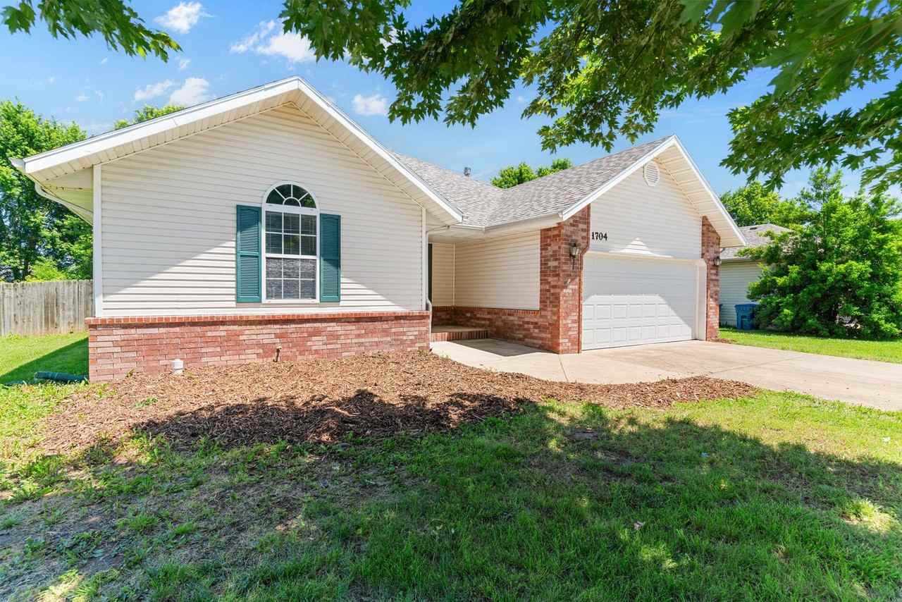 1704 S Fisk Ave - Photo 3 of 34