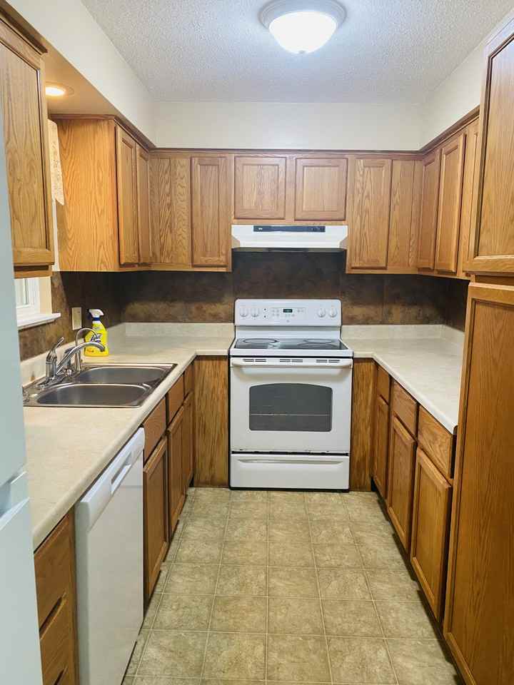 2431 Melrose Ave #NA - Photo 3 of 15