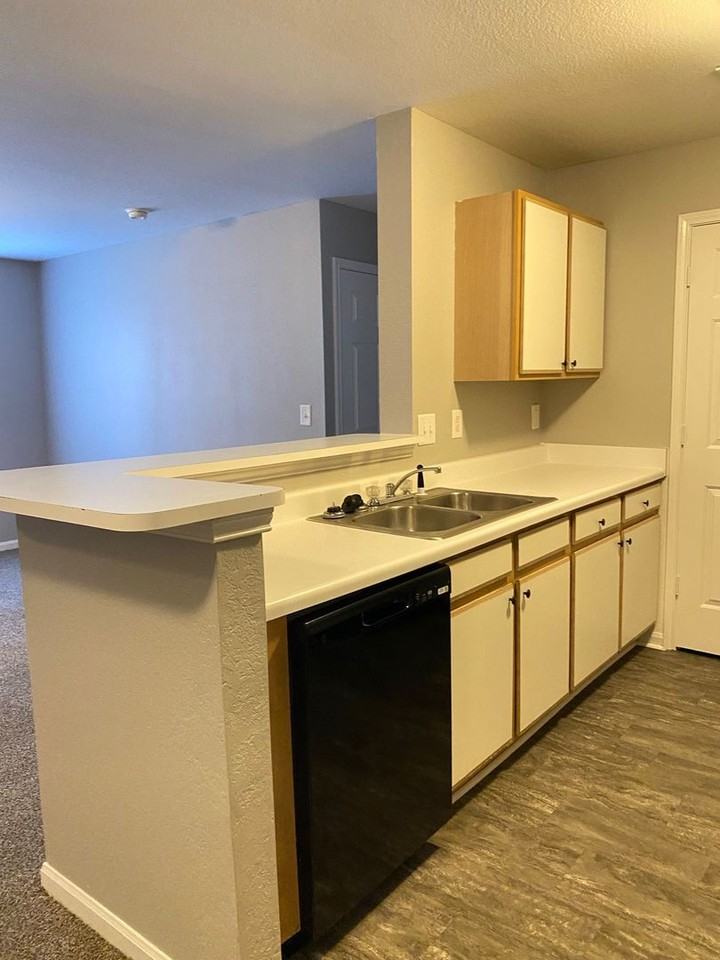 Amber Pointe Apartments - Photo 6 of 32