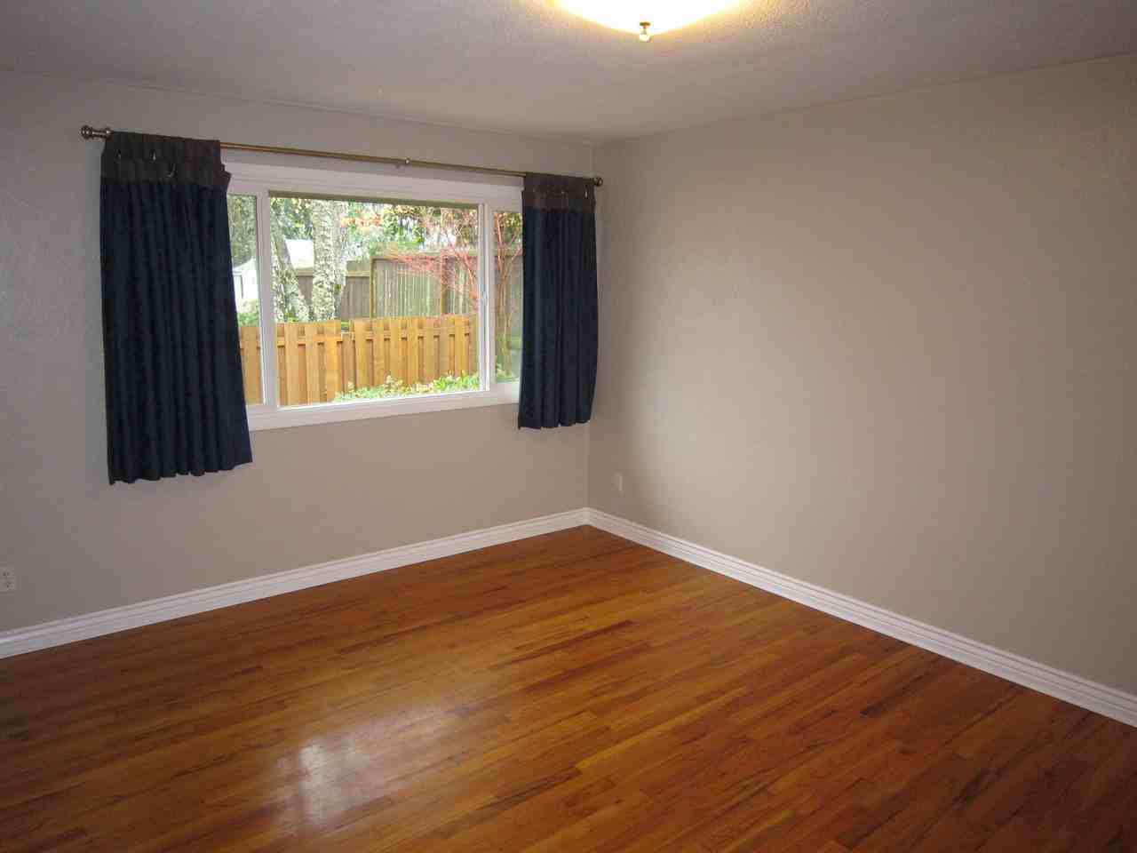 915 Kumler St Se - Photo 6 of 10
