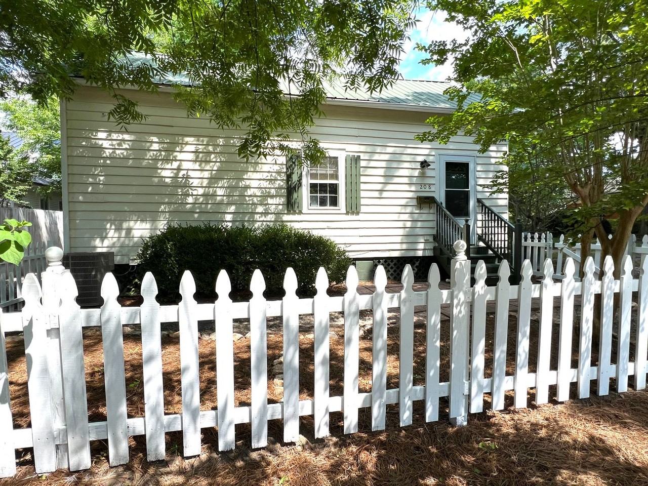 208 N Front St - Photo 2 of 11